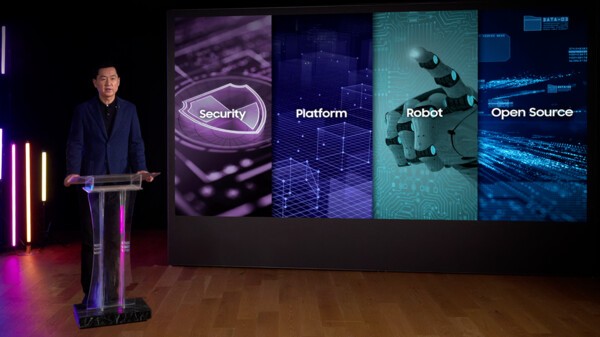 20일 '삼성 테크 콘퍼런스 2025'에서 전경훈 삼성전자 DX부문 최고기술책임자(CTO) 겸 삼성리서치장 사장이 환영사를 하고 있다. [사진=삼성전자]