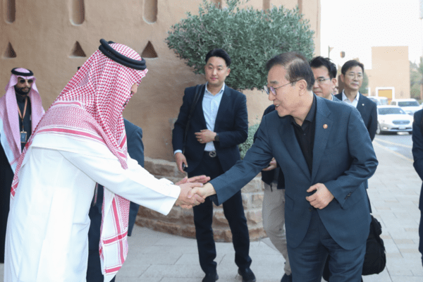김윤덕 국토교통부 장관이 이달 사우디아라비아를 직접 방문해 관계자를 만나 악수하고 있다. [사진=국토교통부]