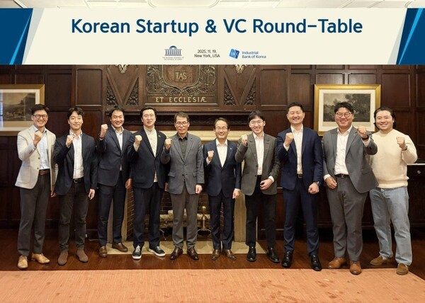 19일(현지 시각) 미국 뉴욕 하버드클럽에서 김대용(왼쪽부터) 김씨마켓(Kim’C Market) 대표, 에디 리 화이트스타캐피탈(White Star Capital) 파트너, 이성환 SV인베스트먼트 미국법인 이사, 강민국 국민의힘 의원, 김성태 은행장, 강준현 더불어민주당 의원, 우성훈 아모지(Amogy) 대표, 유정석 법무법인 폴리호그(Foley Hoag LLP) 파트너 변호사 등이 기념 촬영하고 있다. [사진=IBK기업은행]