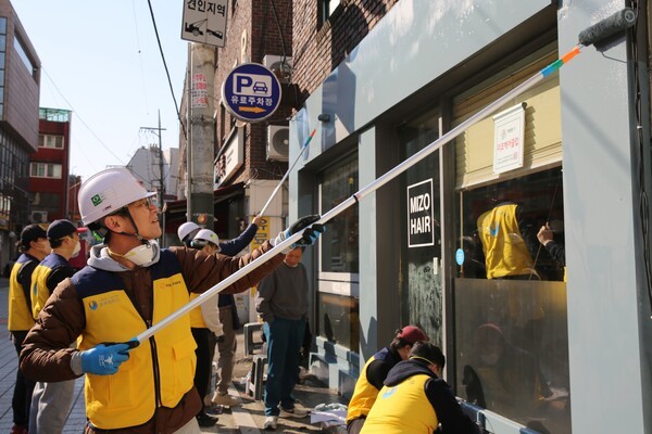한화 건설부문과 서울특별시 기술교육원 동부캠퍼스 교육생들이 ‘소상공인 노후점포 환경개선’ 활동에 참여하고 있다. [사진=한화]