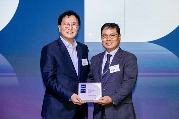 박상신 DL이앤씨 대표(오른쪽)와 조왕래 태일씨앤티 소장(왼쪽)이 기념 촬영을 하고 있다. [사진=DL이앤씨]