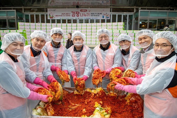 문갑(왼쪽에서 두번째) 호반건설 경영부문대표와 호반그룹 임직원들이 지난 20일 서울 서초구 서초구청 광장에서 지역 이웃들에게 전달할 김장 김치를 담그고 있다. [사진=호반그룹]