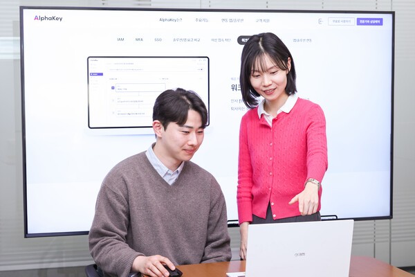 LG유플러스 직원들이 워크플로우 스튜디오 등 알파키의 주요 기능을 소개하고 있다. [사진=LG유플러스]