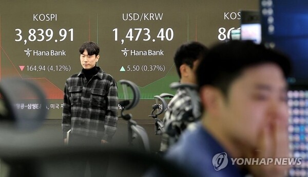 21일 서울 중구 하나은행 본점 딜링룸에서 직원들이 업무를 보고 있는 모습. [사진=연합뉴스]