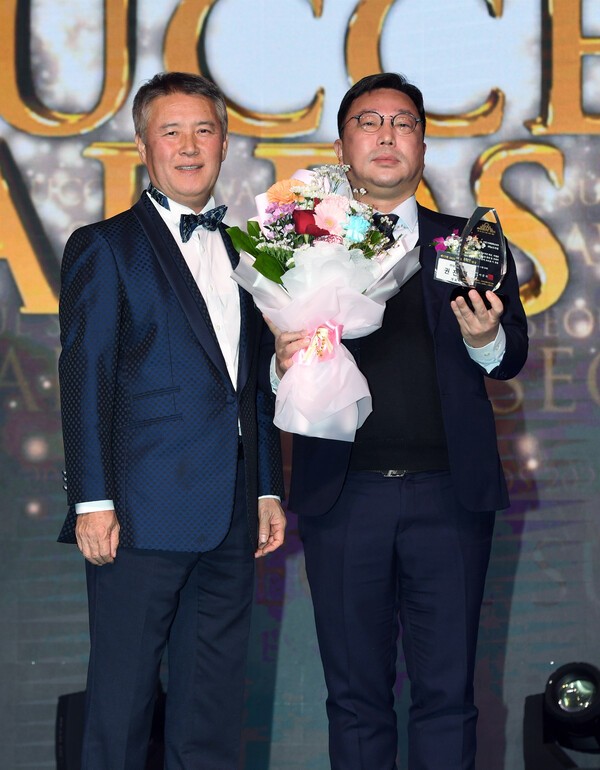 굿모닝미디어그룹 김상혁 회장이 24일 서울 하얏트호텔에서 개최된 제 17회 '2025 서울 석세스 대상'에서 권진혁 뉴트리원 대표(오른쪽)에게 브랜드마케팅혁신대상을 수여했다. [사진=스포츠서울 박진업 기자]