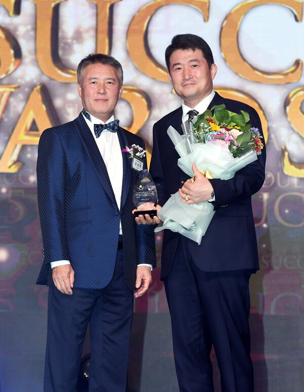 굿모닝미디어그룹 김상혁 회장이 24일 서울 하얏트호텔에서 개최된 제 17회 '2025 서울 석세스 대상'에서 민경묵 대신제과 대표(오른쪽)에게 중소기업대상을 수여했다. [사진=스포츠서울 박진업 기자]