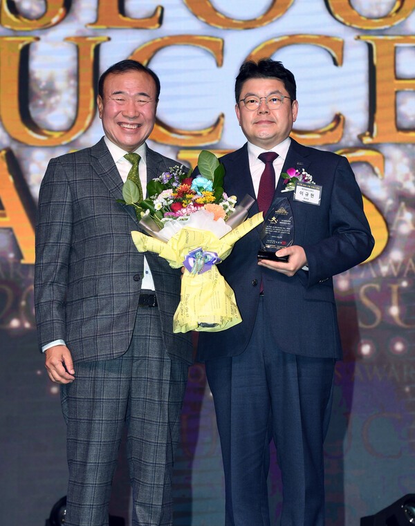 이규헌 대전테크노파크 본부장(오른쪽)이 24일 서울 하얏트호텔에서 개최된 제 17회 '2025 서울 석세스 대상'에서 공기업혁신대상을 수상한 이후 한상대 서울석세스대상 집행위원장과 기념촬영을 하고 있다. [사진=스포츠서울 박진업 기자]