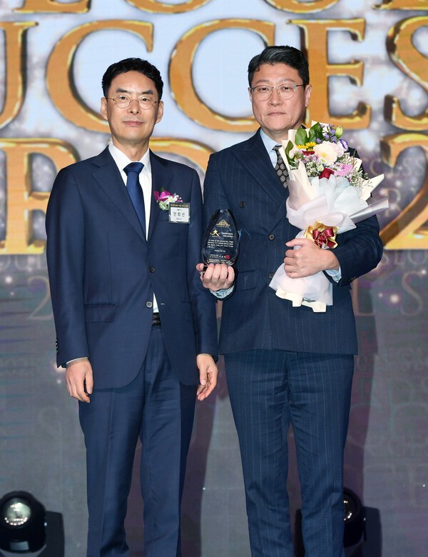 24일 서울 남산 서울 하야트호텔에서 열린 '제17회 2025 서울 석세스 대상'에서 피코엔케어 김재준 대표(오른쪽)가 바이오혁신제품대상 수상 후 서울 STV 안희선 대표이사와 기념촬영을 하고 있다. [사진=스포츠서울 박진업 기자]