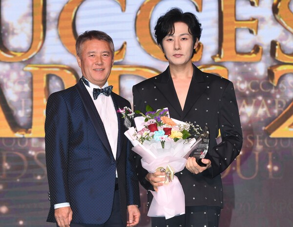 24일 서울 남산 서울 하야트호텔에서 열린 '제17회 2025 서울 석세스 대상'에서 트롯 가수 강문경(오른쪽)이 대중문화대상 수상 후 김상혁 굿모닝미디어그룹 회장과 기념촬영을 하고 있다. [사진=스포츠서울 박진업 기자]