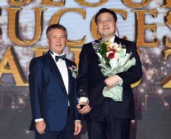 24일 서울 하얏트호텔에서 개최된 '제17회 2025 서울 석세스 대상'에서 굿모닝미디어그룹 김상혁 회장이 윤승현 백야 대표에게 의료기기대상을 수여했다.[사진=스포츠서울 박진업 기자] 