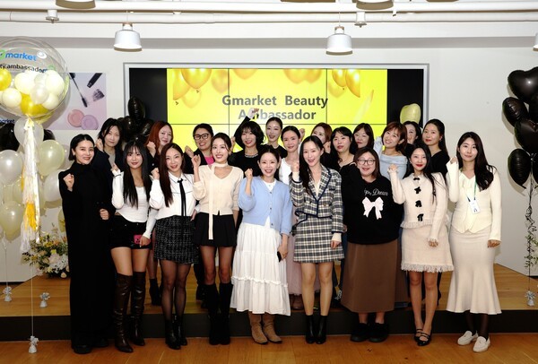 G마켓 뷰티 앰버서더 1기 멤버들이 발대식에 참석해 기념사진을 촬영하고 있다. [사진=G마켓]