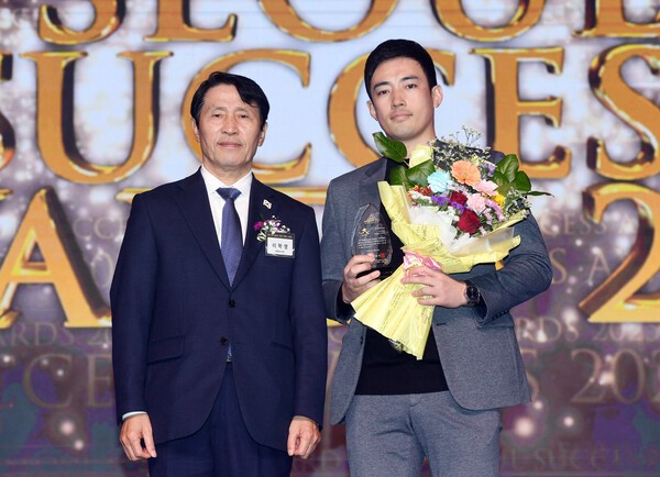 이재훈 충남도청 행정통합TF 추진단장(왼쪽)이 이학영 국회부의장과 제17회 서울 석세스 대상 정치부문 광역행정대상 수상을 기념한 촬영을 하고 있다. [사진=스포츠서울 박진업 기자]