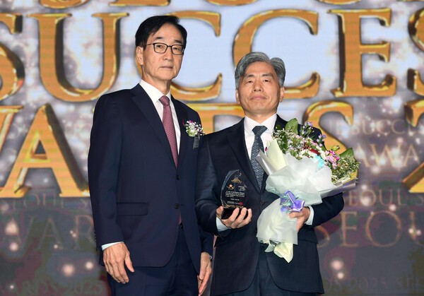 김영식 고창군 부군수(오른쪽)가 이준식 서울석세스대상 조직위원장과 고창군의 '제17회 서울 석세스 대상' 기초행정대상 부문 수상을 기념한 촬영을 하고 있다. [사진=스포츠서울 박진업 기자] 