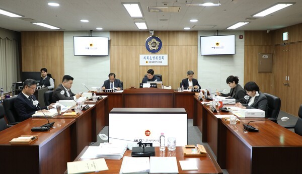 김영현 의회운영위원회 위원장은 제102회 정례회 기간인 20일 제3차 회의를 열어 의회운영위원회 소관 2026년도 의회사무처 예산안을 심사했다. [사진=세종시의회]