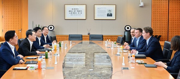 (왼쪽부터)정철동 LG디스플레이 CEO, 조주완 LG전자 CEO, 김동명 LG에너지솔루션 CEO, 문혁수 LG이노텍 CEO, 컬삿 카르탈 메르세데스-벤츠 R&D 코리아 센터장, 마티아스 바이틀 메르세데스-벤츠 코리아 CEO, 올라 칼레니우스 메르세데스-벤츠 회장, 이다 볼프 메르세데스-벤츠 기업본부 총괄이 '원 LG' 솔루션 협업 확대 방안에 대해 논의하고 있다. [사진=LG전자]