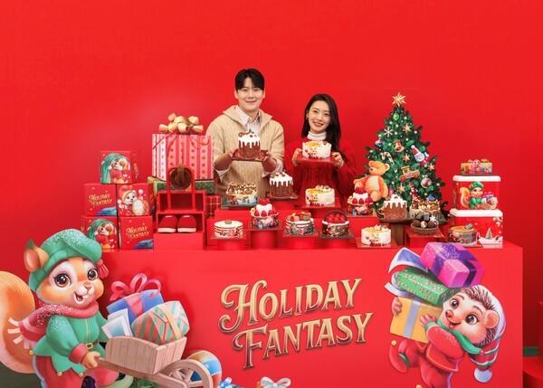 모델이 배스킨라빈스 2025 크리스마스 케이크를 소개하고 있다. [사진=배스킨라빈스]