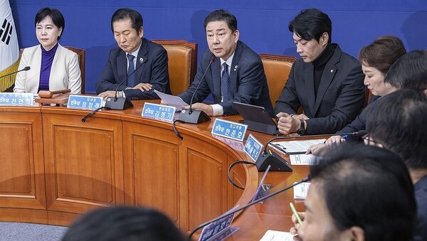 더불어민주당이 24일 국회에서 최고위원회의를 열었다. [사진=연합뉴스]