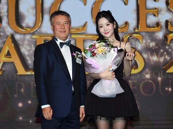24일 서울 한남동 그랜드하얏트서울 그랜드볼룸에서 열린 '제17회 2025 서울 석세스 대상'에서 오유진(오른쪽)이 트로트대상 수상 후 김상혁 굿모닝미디어그룹 회장과 기념촬영을 하고 있다. [사진=스포츠서울 박진업 기자]
