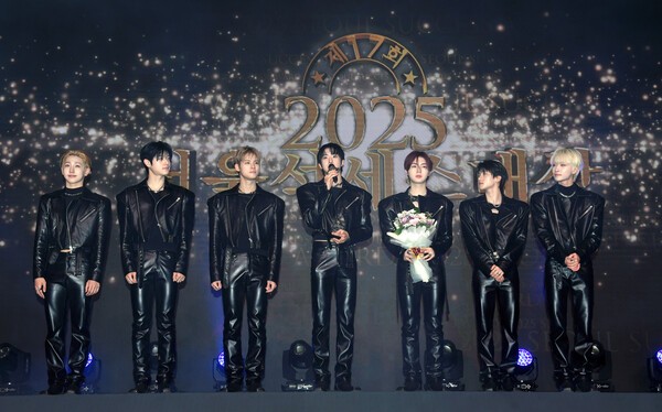 24일 서울 한남동 그랜드하얏트서울 그랜드볼룸에서 열린 '제17회 2025 서울 석세스 대상'에서 보이그룹 뉴비트가 신인가수대상대상 수상 후 김상혁 굿모닝미디어그룹 회장과 기념촬영을 하고 있다. [사진=스포츠서울 박진업 기자]