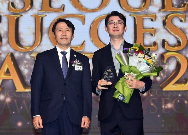 이학영 국회부의장이 24일 의정대상 수상자인 국민의힘 주진우 의원에게 제17회 ‘2025 서울 석세스 대상’ 정치 부문 의정대상을 수여했다. [사진=스포츠서울 박진업 기자]