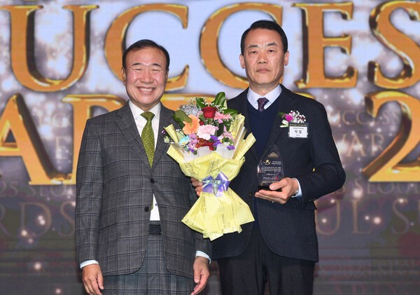 박철 동화인터내셔널 회장(오른쪽)이 24일 서울 한남동 그랜드하얏트서울 그랜드볼룸에서 열린 '2025 서울 석세스 대상'에서 경제 부문 철강수출진흥 대상을 수상한 뒤 기념 촬영하고 있다. [사진=스포츠서울 박진업 기자]