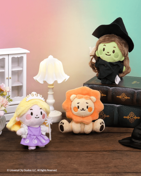 롯데시네마는 위키드 포 굿 굿즈를 선보인다. [사진=롯데시네마]