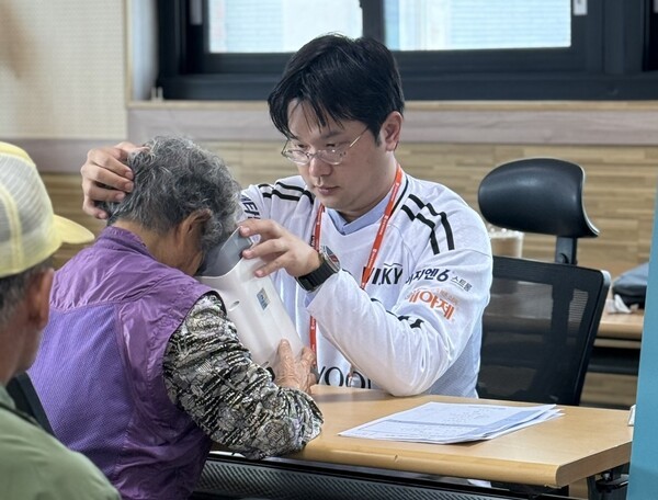 홍천군 주민이 ‘위스키’와 ‘옵티나’를 통해 안저검진을 받고 있다. [사진=대웅제약]
