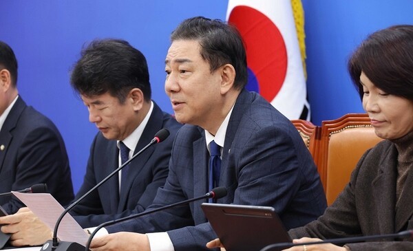 더불어민주당 김병기 원내대표가 25일 서울 여의도 국회에서 열린 원내대책회의에서 발언하고 있다. [사진=연합뉴스]