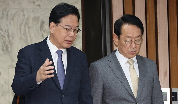 국민의힘 송언석 원내대표(왼)가 25일 서울 여의도 국회에서 열린 원내대책회의에 참석하며 김도읍 정책위의장과 대화하고 있다. [사진=연합뉴스]