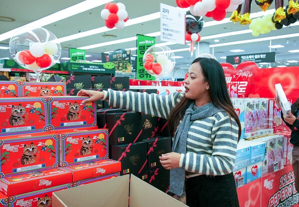 외국인 관광객이 빼빼로를 살펴보고 있다. [사진=롯데웰푸드]