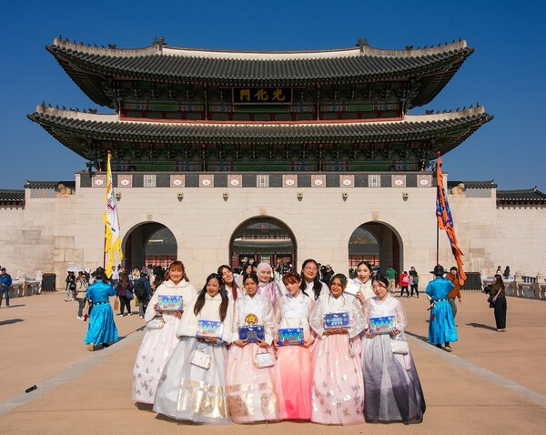 글로벌 빼빼로 홍보대사 '빼빼로 에이전트 피'가 광화문에서 브랜드 메시지를 소개하고 있다. [사진=롯데웰푸드]