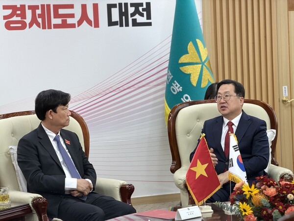 이장우 대전시장(오른쪽)이 25일 대전시청 응접실에서 베트남 호치민시의회 의장단 접견하고 있다. [사진=굿모닝경제 조준영 기자] 