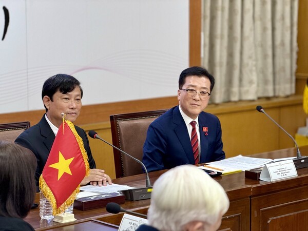 조원휘 대전시의회 의장(오른쪽)이 25일 베트남 호찌민시 인민의회 대표단을 접견하고 있다. [사진=굿모닝경제 조준영 기자]