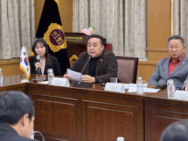 김영삼 대전시의회 부의장이 25일 호찌민시 인민의회 대표단에 환영인사를 전하고 있다. [사진=굿모닝경제 조준영 기자]