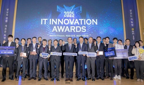 농협금융은 25일 서울 서대문 본사에서 열린 2025 IT Innovation Awards 행사에서 이찬우 농협금융지주 회장(앞줄 왼쪽에서 여섯 번째)과 수상자들이 기념 촬영을 하고 있다. [사진=농협금융지주]
