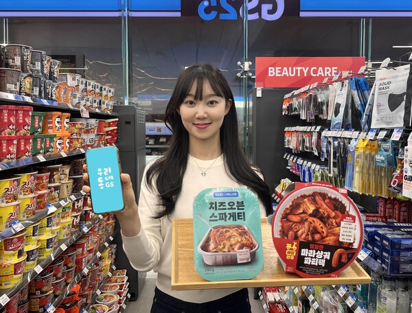 GS25에서 모델이 마라샹궈파티팩, 치즈오븐스파게티를 들고 포즈를 취하고 있다. [사진=GS25]