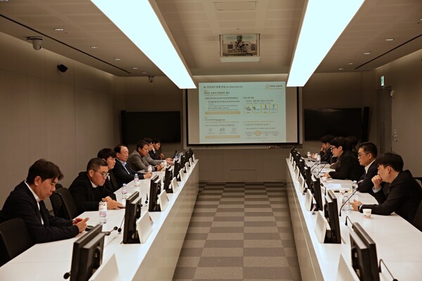 한화 건설부문이 지난 25일 서울특별시 장교동 한화빌딩 회의실에서 철근콘크리트·철골 공종 협력사 간담회를 개최했. [사진=한화]