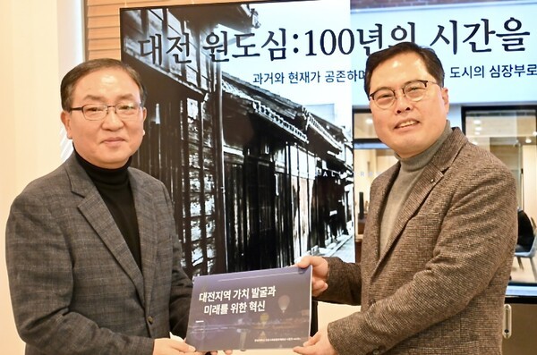 이상호 대전사회혁신센터장(오른쪽) [사진=대전사회혁신센터]