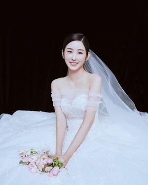 '<b>핱시</b>3' 박지현, 결혼 발표…웨딩화보도 공개