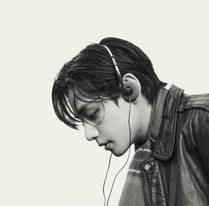 고독한 <b>방탄소년단</b> 뷔…신곡 첫 <b>콘셉트</b> 포토 공개