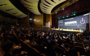 최태원 주도 'SK AI 서밋'…AI 미래 위한 협력의 장으로 - 뉴스 썸네일 이미지