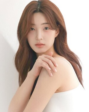 <b>율희</b>, <b>배우</b>로 새 출발…'내 파트너는 악마' 대본 인증